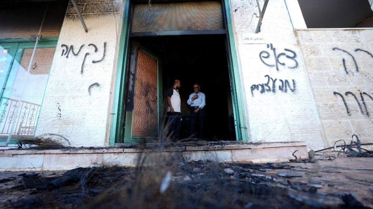 La mosquée de Jiljiliya incendiée par des colons en Cisjordanie