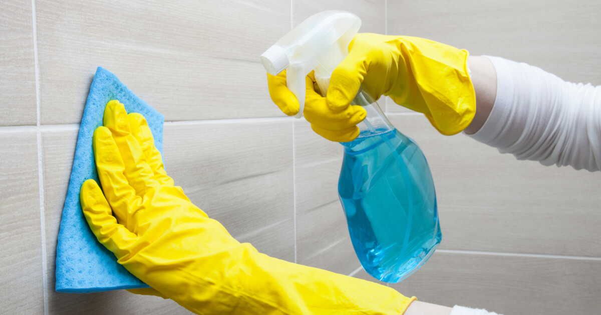 Comment nettoyer efficacement les murs de la salle de bain ?