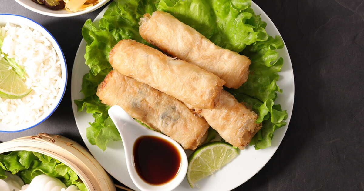 Des nems au poulet croustillants sans friteuse : la recette incontournable