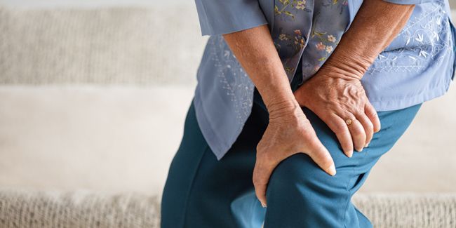 Comprendre les douleurs articulaires chez les seniors : causes et solutions