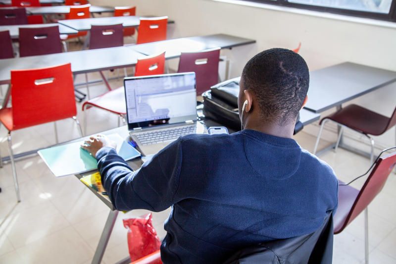 L'éducation face à l'ère numérique : intégrer l'IA dès la 6e