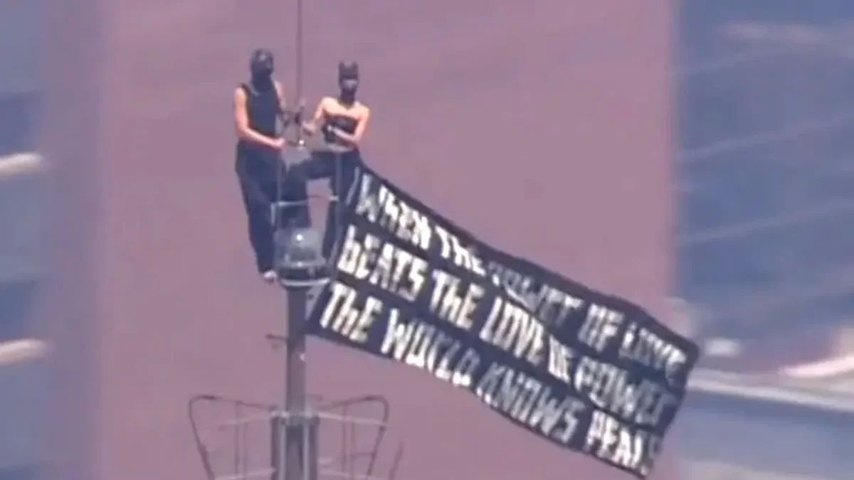 Un couple grimpe au sommet de l’Empire State Building pour un message de paix