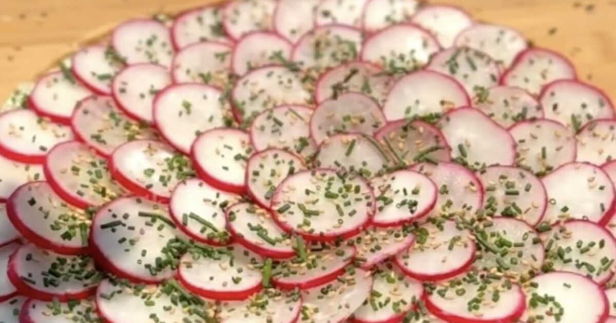 Une tarte aux radis et fromage labné pour un dîner express et savoureux