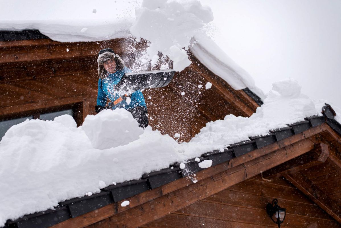 Déneiger son toit cet hiver : les essentiels à connaître
