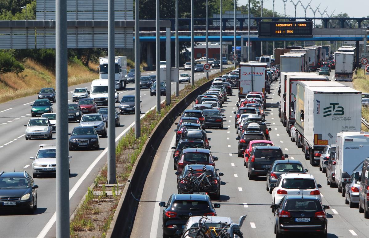 Trafic routier chargé pour le début des vacances scolaires, mais pas de véritables bouchons