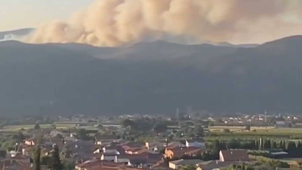 Un incendie ravage les Pyrénées-Orientales : les habitants invités à se rassembler pour leur sécurité
