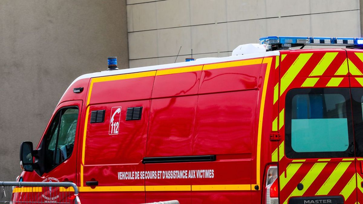 tragédie à poitiers : un jeune homme perd la vie dans une chute du troisième étage