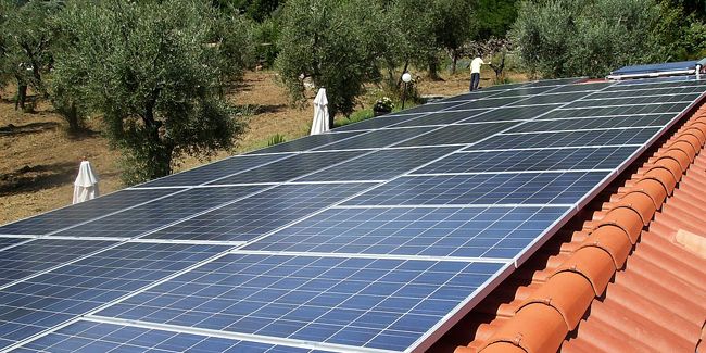 Tout savoir sur l'assurance décennale photovoltaïque : coût et enjeux
