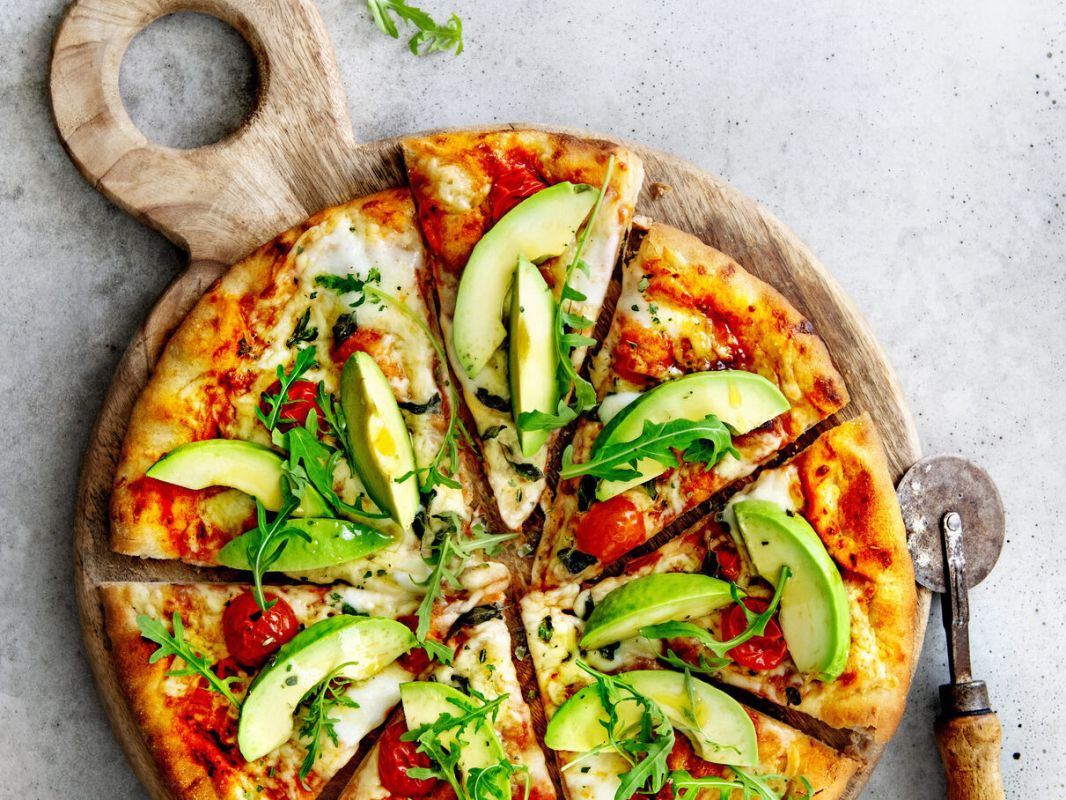 Recette express de pizza à l'avocat, saine et nutritive