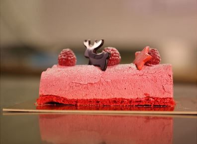Dégustez la bûche de Noël framboisée d'Arnaud Delmontel
