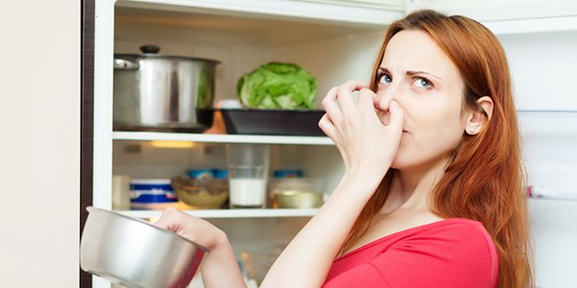 Dites adieu aux mauvaises odeurs dans votre frigo : 10 astuces naturelles