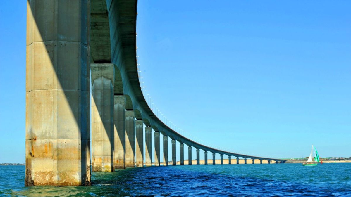 Un plongeon inattendu : un homme saute du pont de l’île de Ré pour une simple baignade
