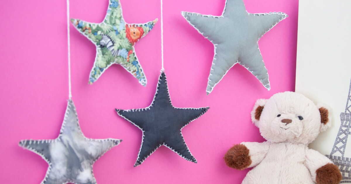 Des étoiles tie & dye à suspendre : une touche de couleur pour votre décor