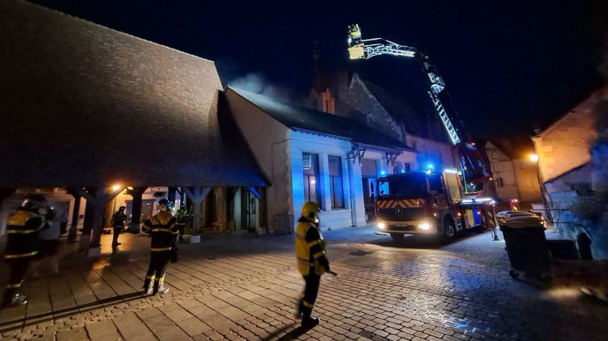 Un incendie ravage la salle des fêtes d'une halle du 15e siècle près de Tours