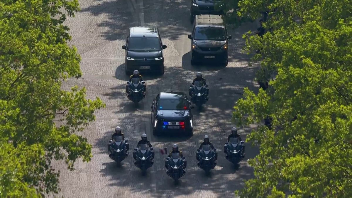 Sur la route de l'innovation : Macron et sa nouvelle DS n°7 100% électrique pour le 14 juillet