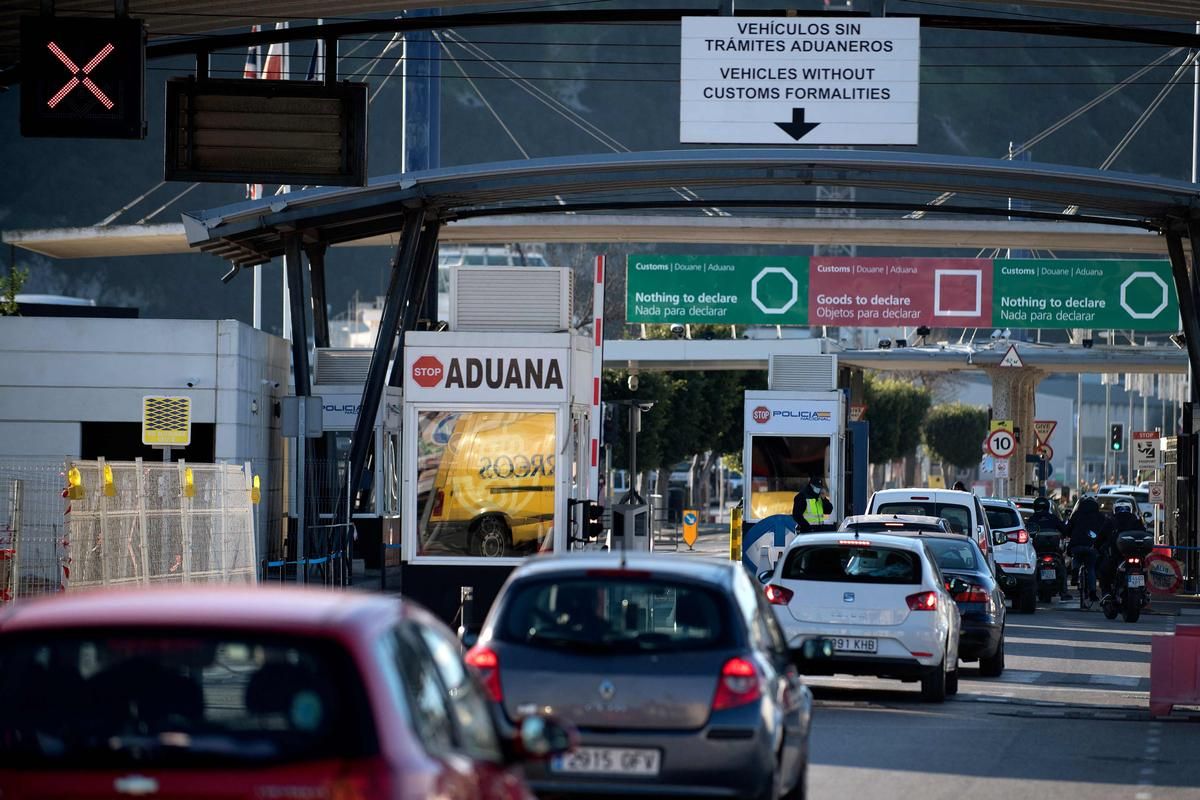 La frontière entre Gibraltar et l'Espagne s'ouvre : un moment historique sous les foules