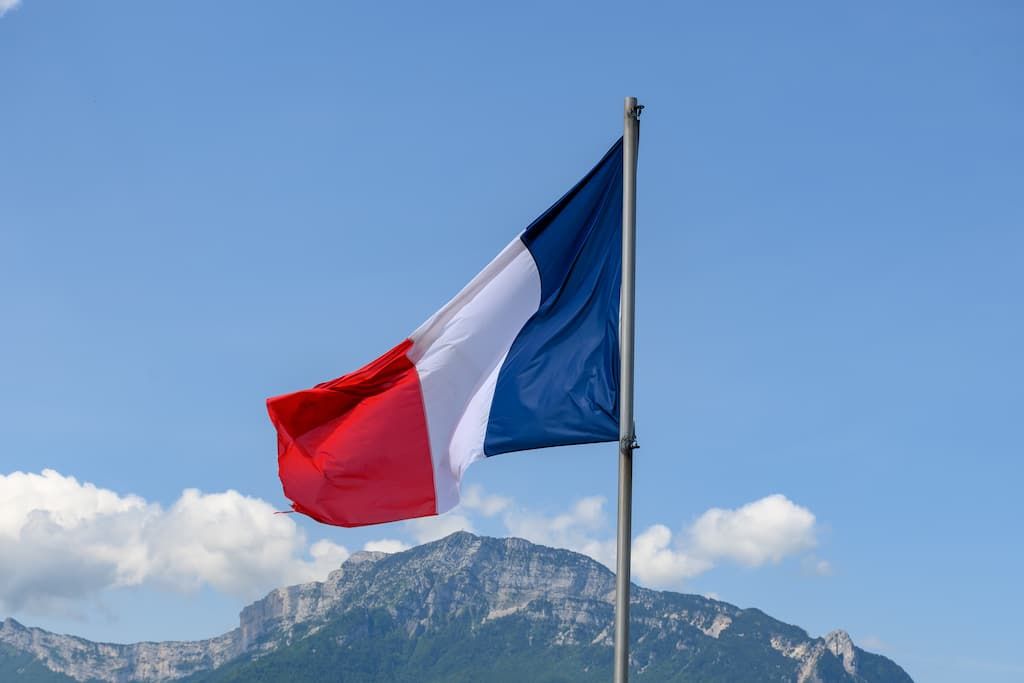 Une banderole provocatrice remplace le drapeau français à Belle-Île-en-Mer